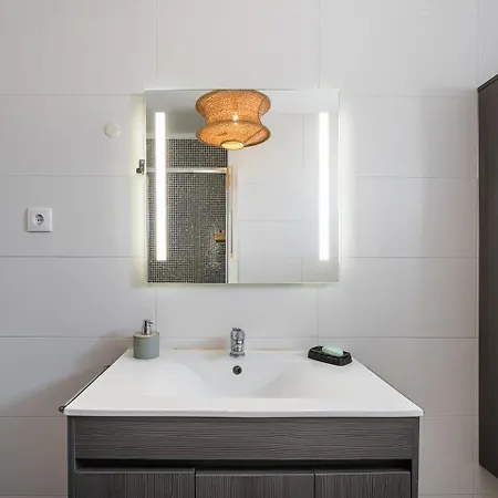Apartment Charming Beachside Escape *
